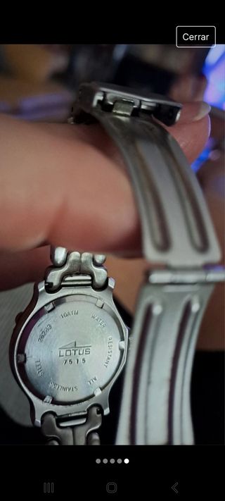 Reloj plateado de Lotus