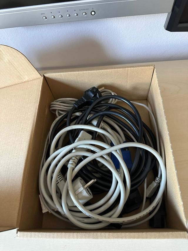 2 Monitores Ordenador: Acer 22” y LG 15”