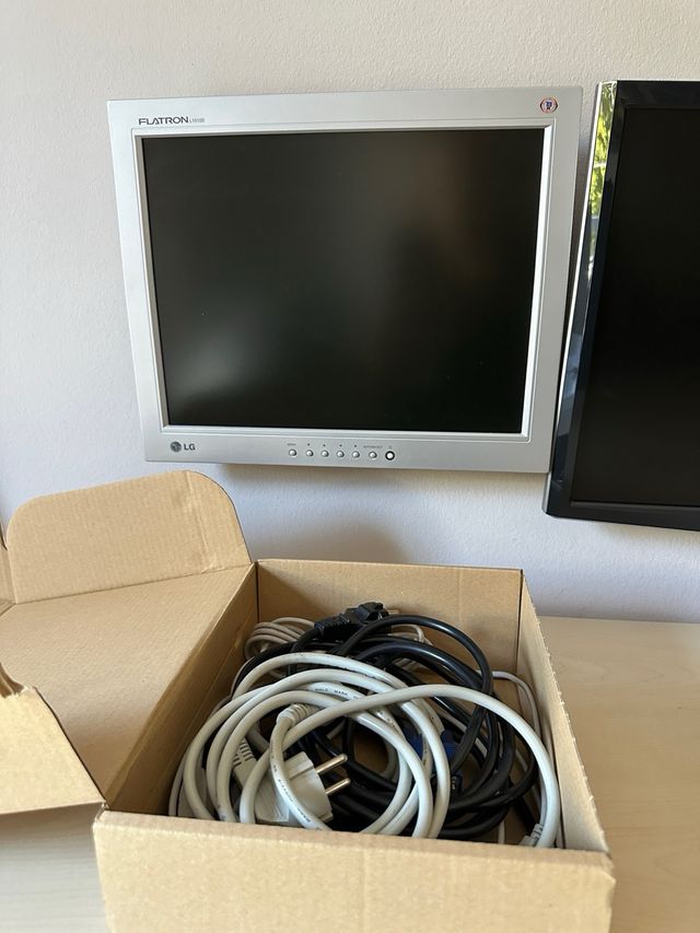 2 Monitores Ordenador: Acer 22” y LG 15”