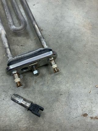 98. Resistencia y sensor termostato Lavadora Bosch