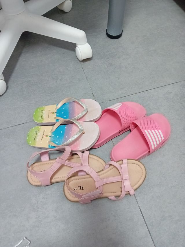 Lote sandalias y chanclas talla 31