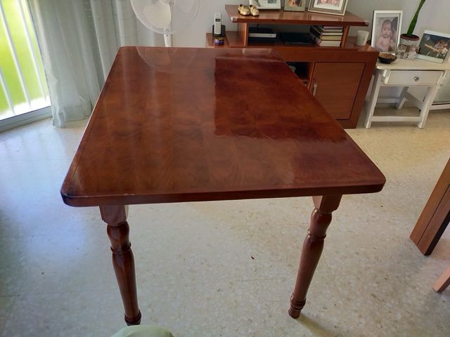 Mesa comedor de madera con cristal y tarima