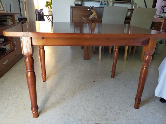 Mesa comedor de madera con cristal y tarima