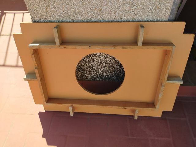 Mesa comedor de madera con cristal y tarima