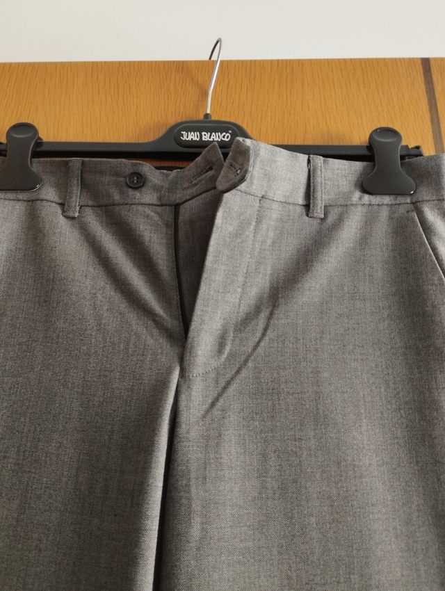 Pantalón gris pinzas hombre