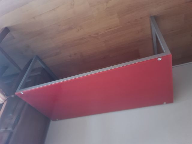 Mesa roja diseño y auxiliar