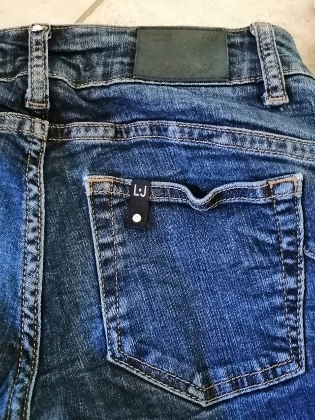 Due jeans taglia 25 Levi's e Liu jo