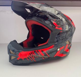 Casco de enduro motocross de color rojo y negro