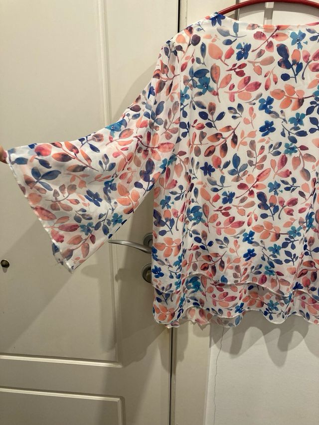 Camisola de flores y volantes