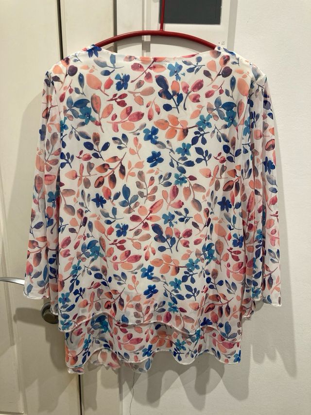 Camisola de flores y volantes