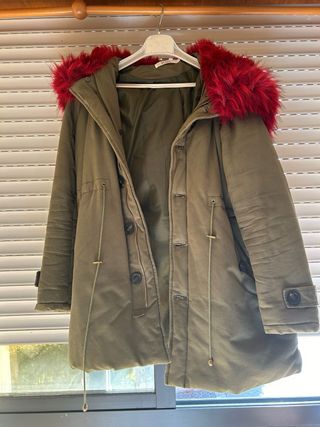 Parka verde con capucha en color fucsia