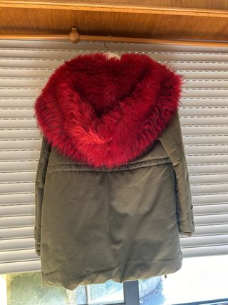 Parka verde con capucha en color fucsia