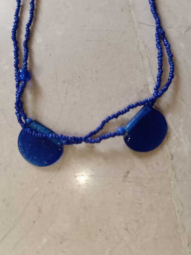 3 collares iguales Beats y cristal azul