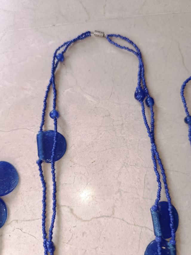 3 collares iguales Beats y cristal azul