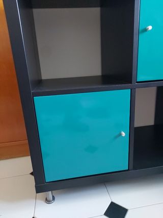 Mueble Kallax Ikea con patas y puertas