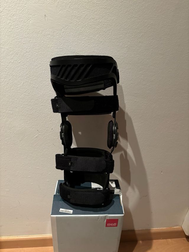 Ortesis MEDI rodilla derecha talla M .