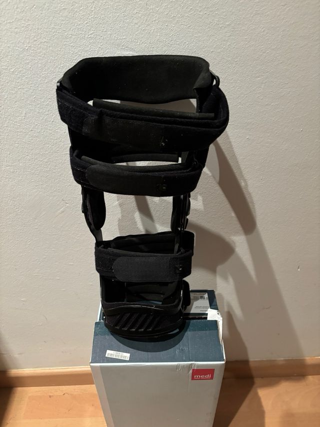 Ortesis MEDI rodilla derecha talla M .