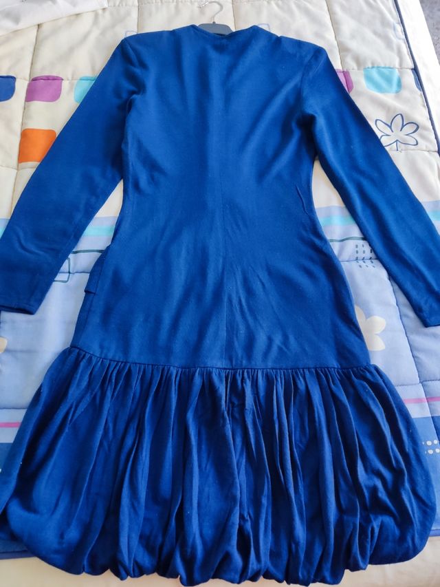 Vestido volante recogido azul marino de C&A