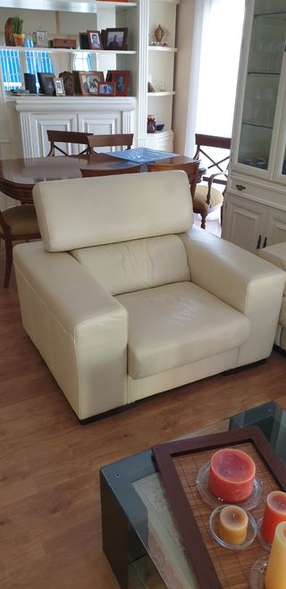 BUTACA DE PIEL COLOR MARFIL