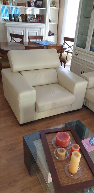 BUTACA DE PIEL COLOR MARFIL