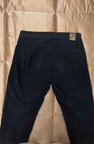 Pantaloni in velluto a coste.