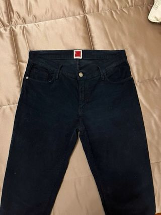 Pantaloni in velluto a coste.