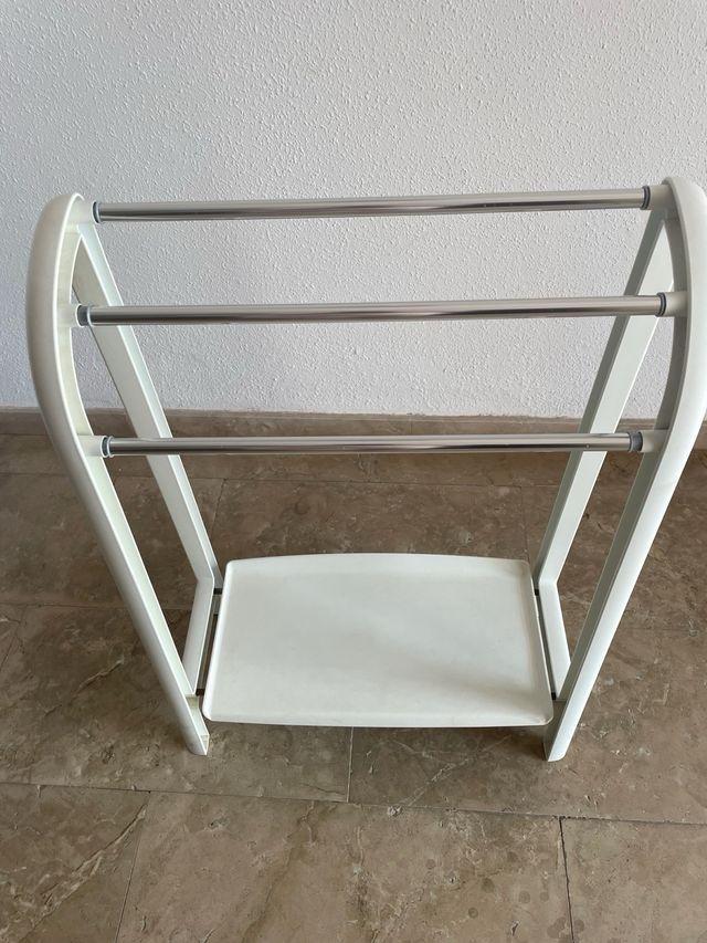 Toallero con bandeja