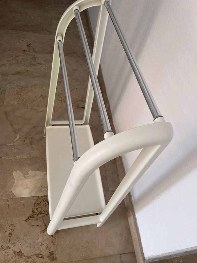 Toallero con bandeja