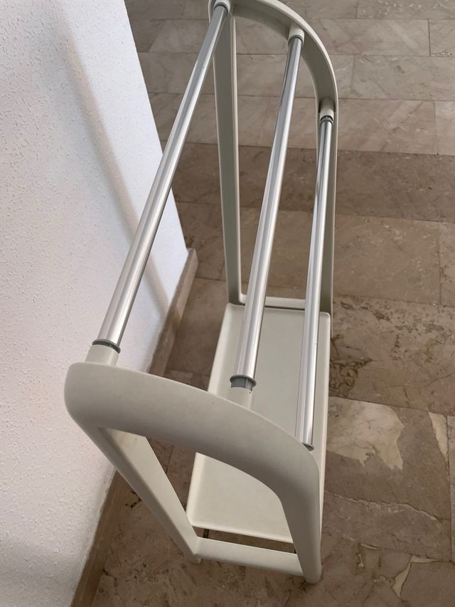 Toallero con bandeja