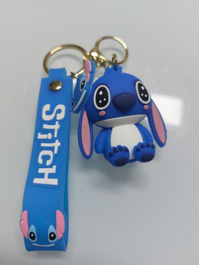 5 LLaveros: 3 de Mickey Mause,1 de Stich y 1 rueda