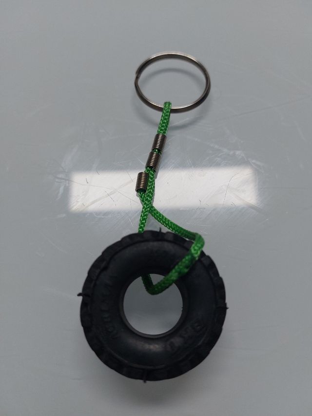 5 LLaveros: 3 de Mickey Mause,1 de Stich y 1 rueda