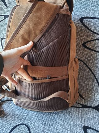 Mochila marrón senderismo y acampada 
