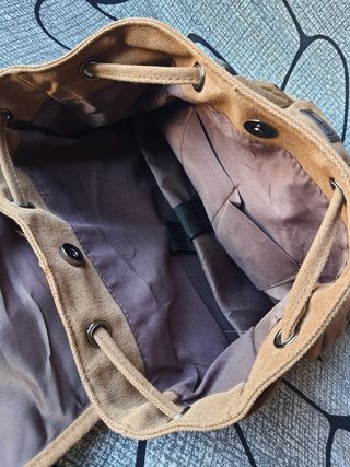 Mochila marrón senderismo y acampada 