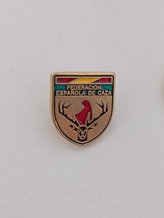 Pin insignia religiosos y federación de caza