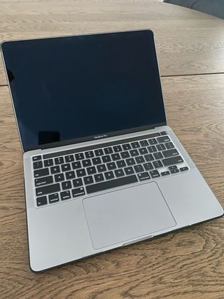 Macbook pro 13 2020 ml con funda y 2 adaptadores