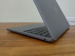 Macbook pro 13 2020 ml con funda y 2 adaptadores