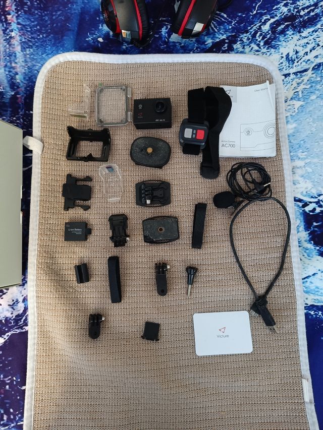 Trípode, cámara y acsesorios.