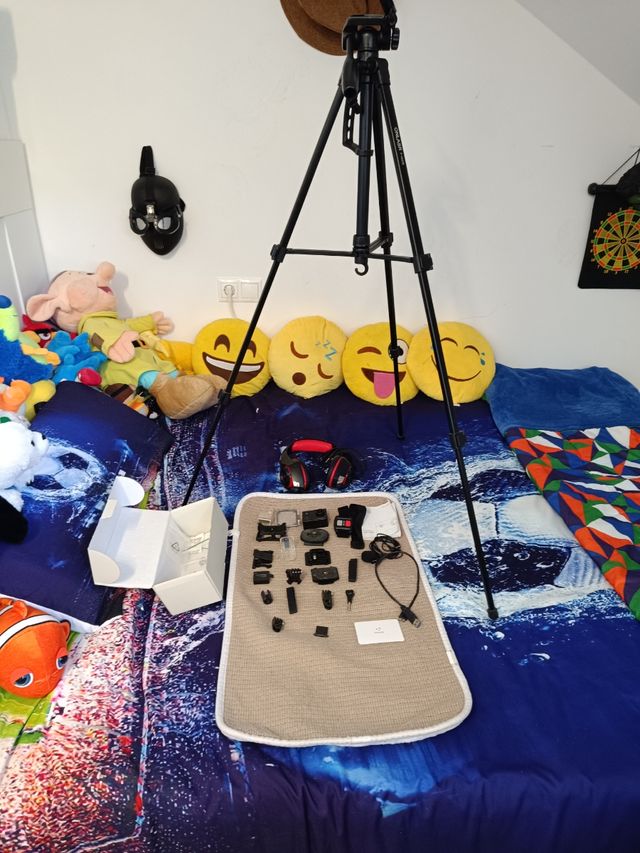 Trípode, cámara y acsesorios.