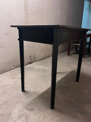Mesita auxiliar de madera para restaurar.