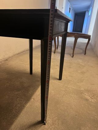 Mesita auxiliar de madera para restaurar.