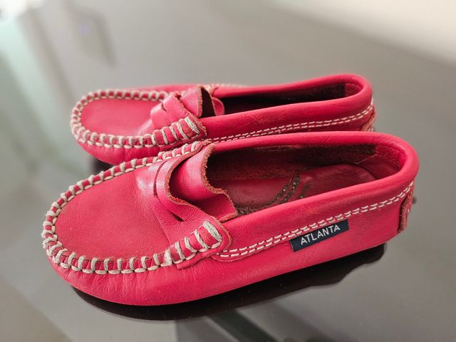 Mocasines rojos. Talla 24.