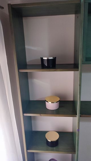 Juego de cama, mesilla y estantería de madera maci