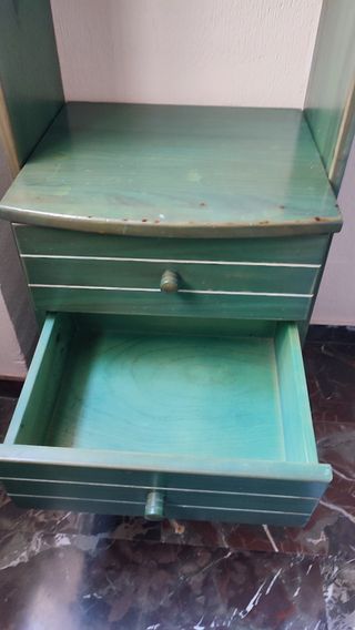 Juego de cama, mesilla y estantería de madera maci