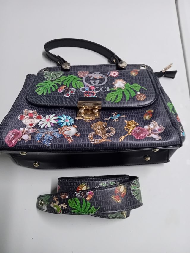 Bolso mujer. Adorns florales.