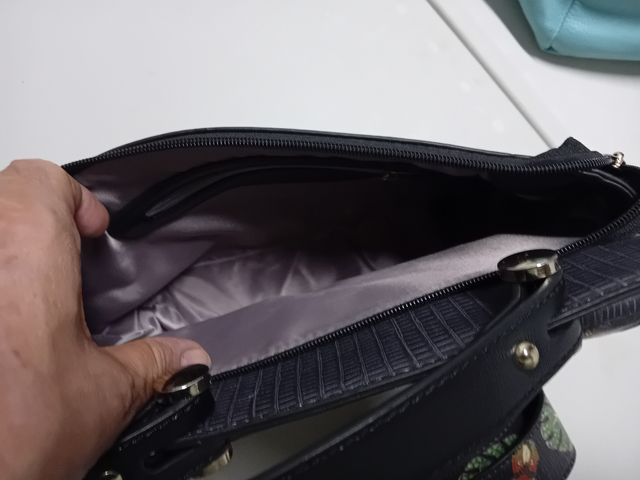 Bolso mujer. Adorns florales.