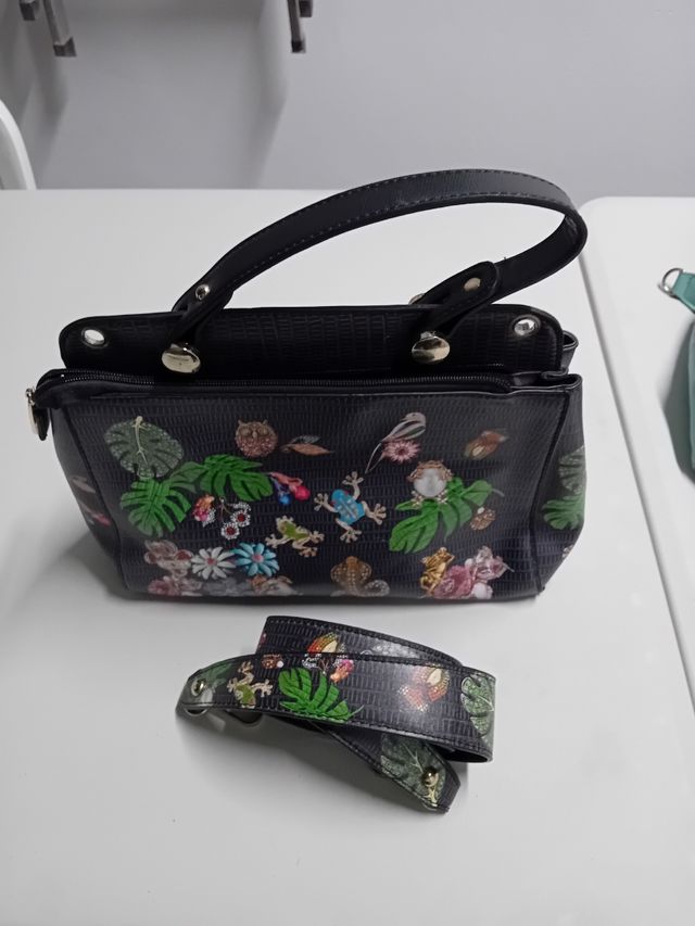 Bolso mujer. Adorns florales.