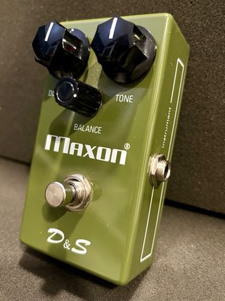 Maxon D&S pedal distorsion para guitarra y bajo