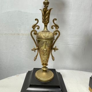 Pareja de candelabros.