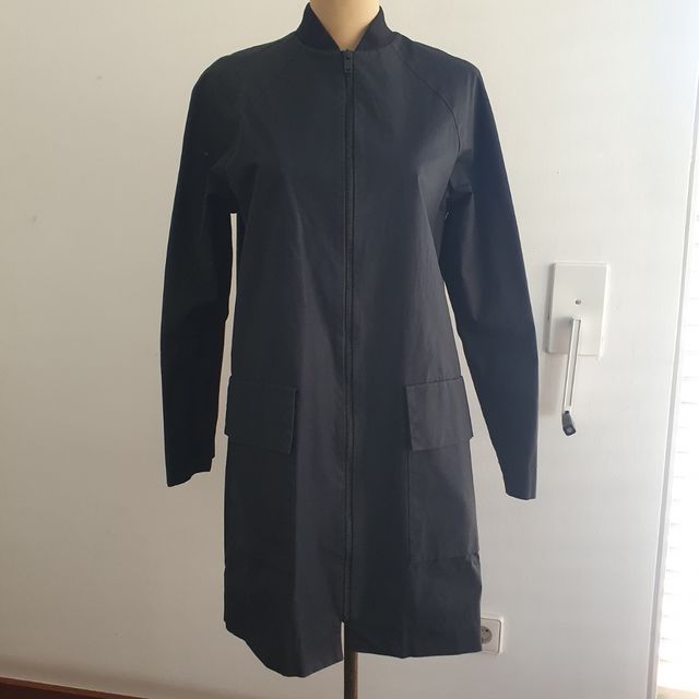 Parka Negra Marca COS