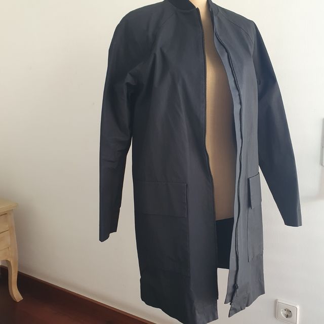 Parka Negra Marca COS